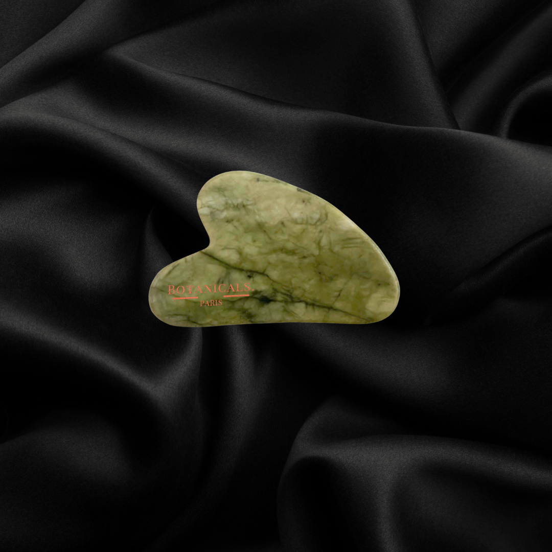Guasha Botanicals en XiuYan Jade devant un fond en soie de murier noir