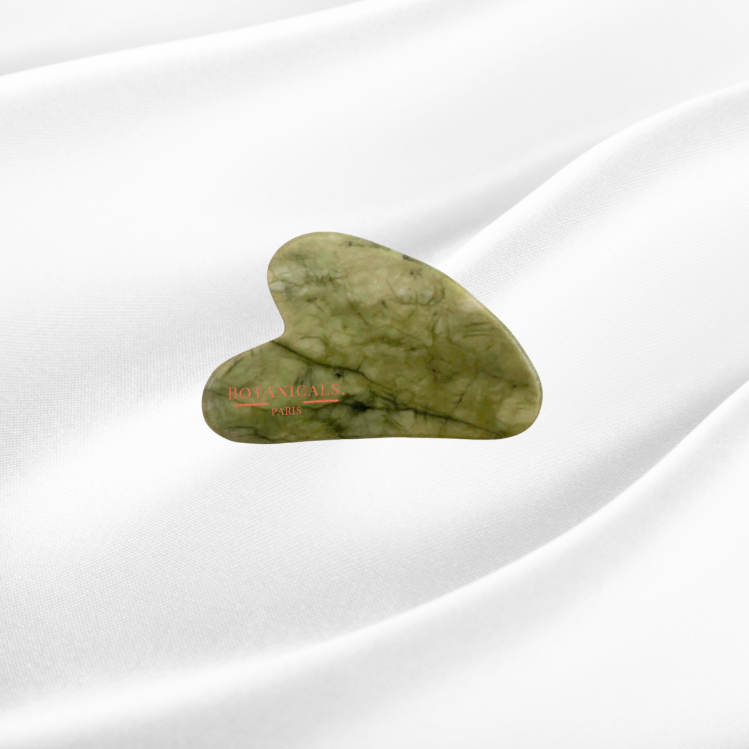 Guasha Botanicals en XiuYan Jade devant un fond en soie de murier blanc