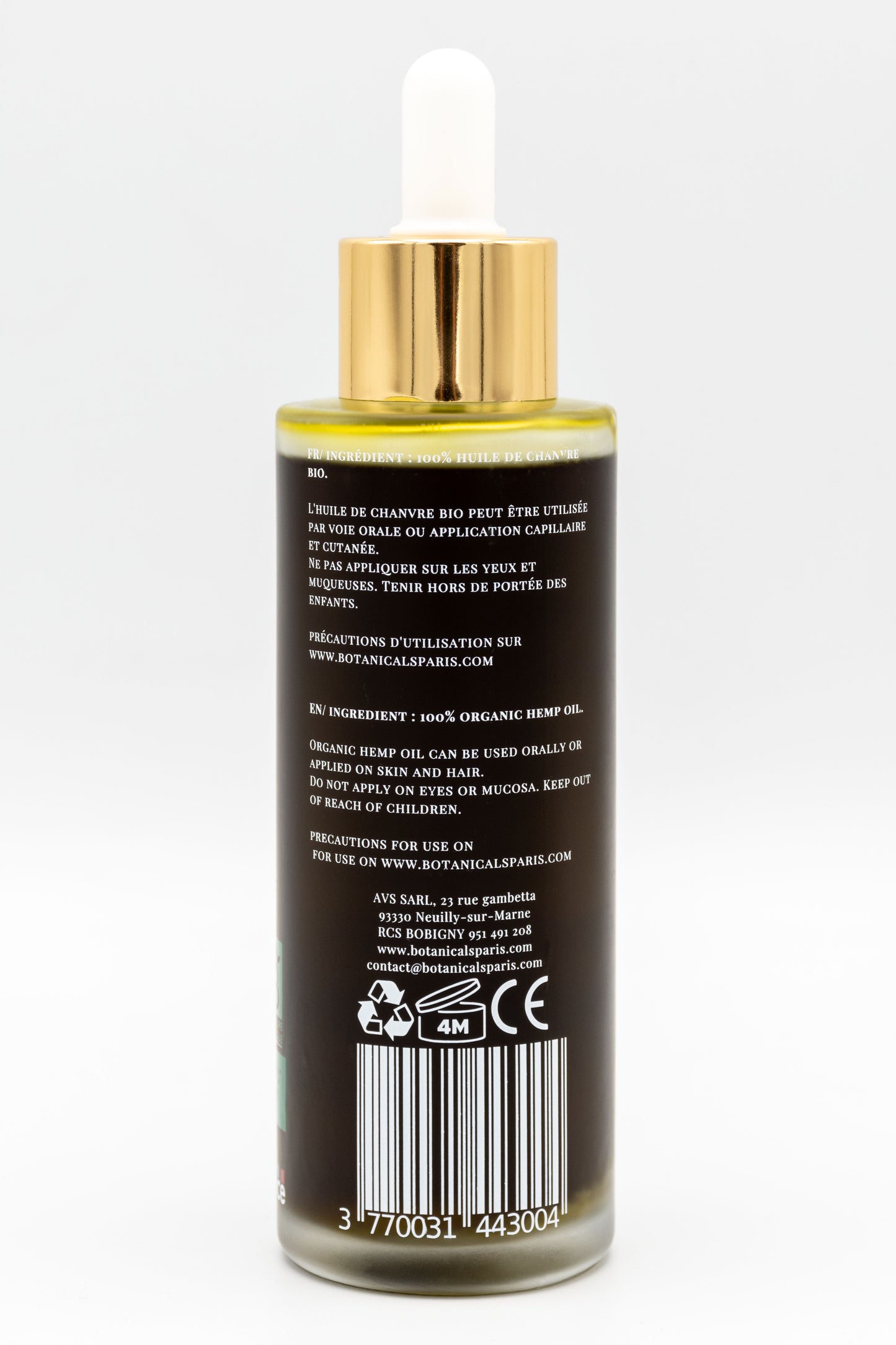 Une bouteille d'huile de chanvre bio 100ml Botanicals de dos sur fond blanc