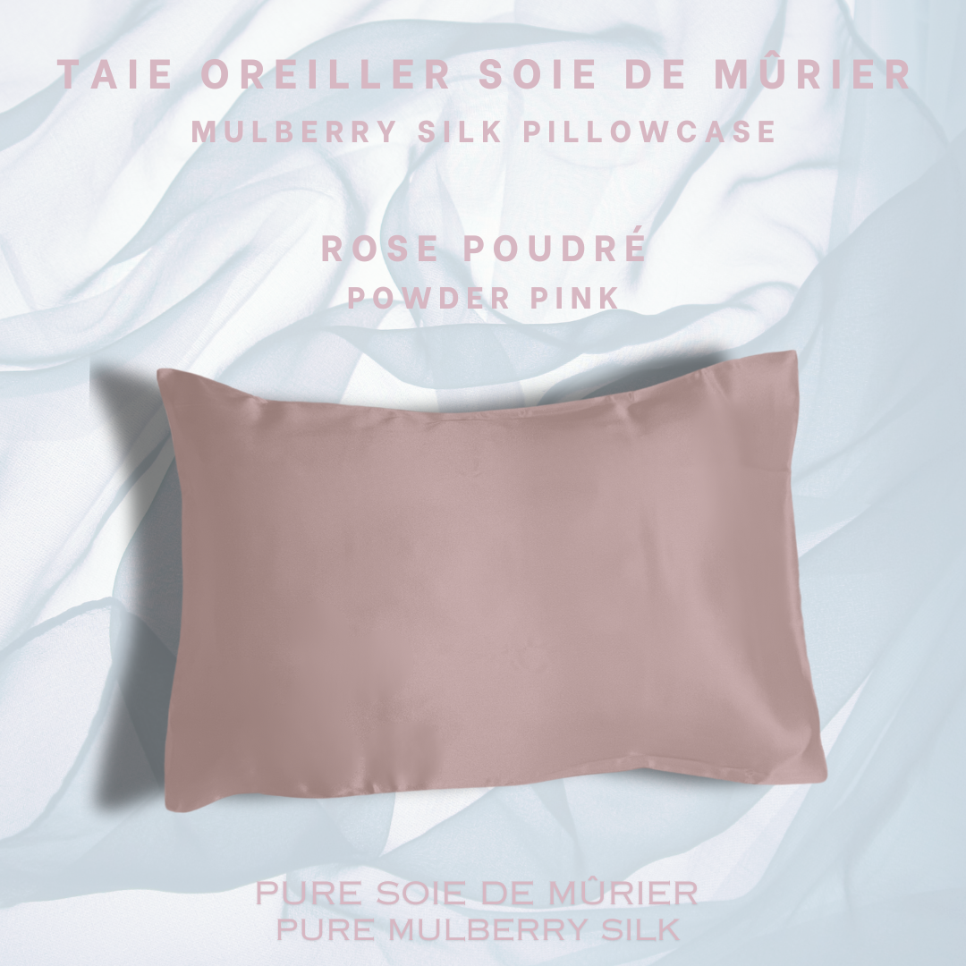 Un oreiller habillé d'une magnifique taie d'oreiller en soie de murier rose poudré