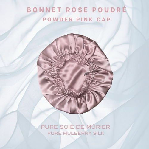 Magnifique bonnet de nuit en soie de mûrier rose poudré apparaissant devant un léger voile transparent