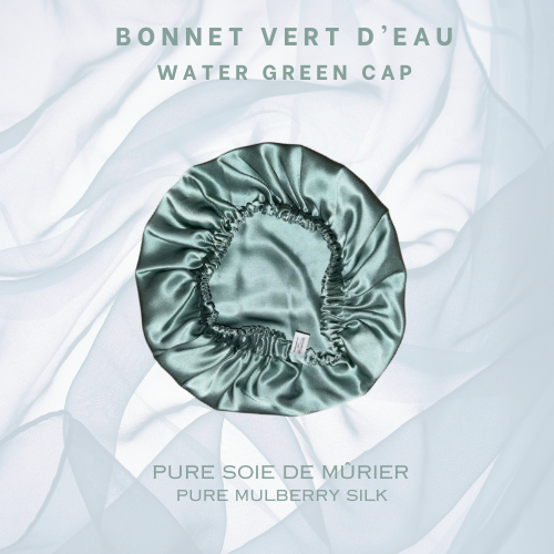 Magnifique bonnet de nuit en soie de mûrier vert d'eau  apparaissant devant un voile transparent