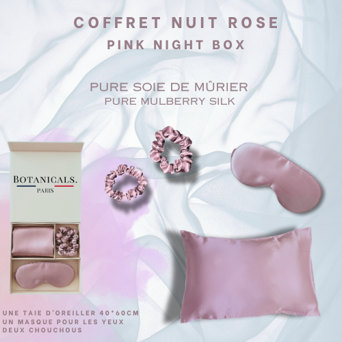 Un coffret ouvert Botanicals comprenant une taie oreiller, deux chouchous et un masque pour les yeux. Tout les produits sont en pure soie de murier et de couleur rose 