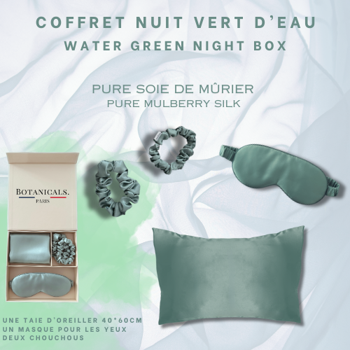 De gauche à droite: 
Un coffret ouvert Botanicals comprenant une taie oreiller, deux chouchous et un masque pour les yeux. Tout les produits sont en pure soie de murier et de couleur vert d'eau 