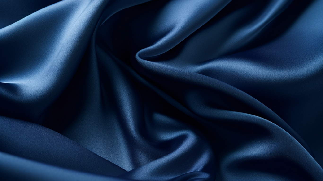 Drap en soie de murier bleu nuit légèrement plié