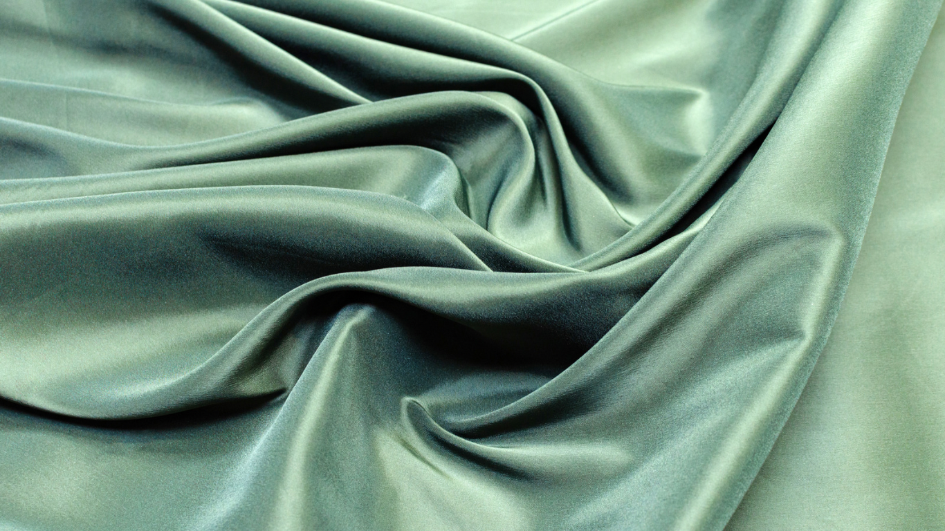 Drap en soie de murier vert d'eau légèrement plié
