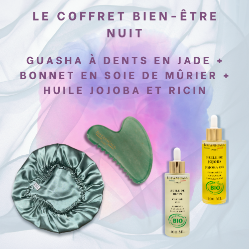 A droite, une bouteille d'huile de jojoba et une de ricin. A gauche, un bonnet en soie de mûrier vert d'eau et un guasha à dents en Jade
