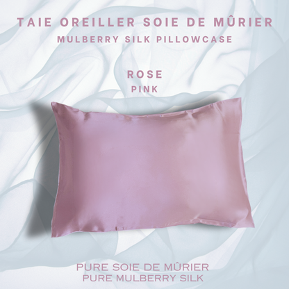 Un oreiller habillé d'une magnifique taie d'oreiller en soie de murier rose
