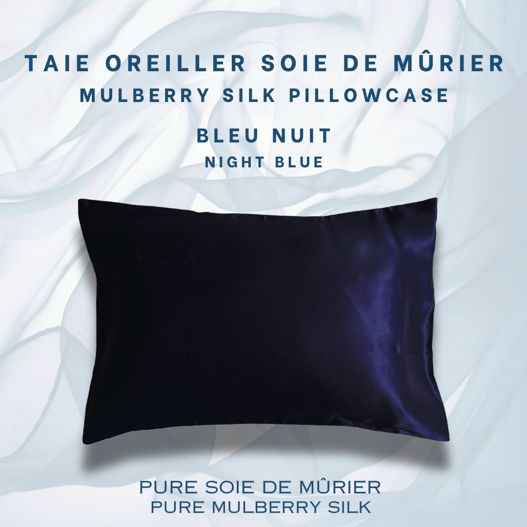 Un oreiller habillé d'une magnifique taie d'oreiller en soie de murier bleu nuit