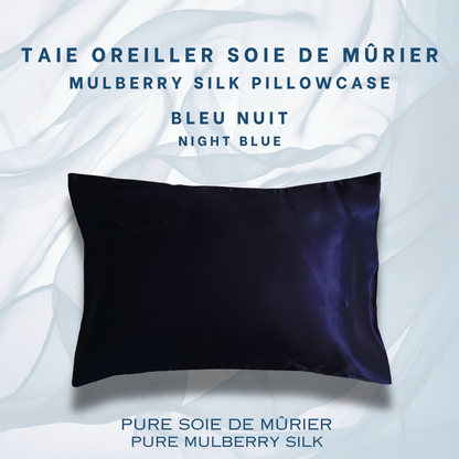 Un oreiller habillé d'une magnifique taie d'oreiller en soie de murier bleu nuit