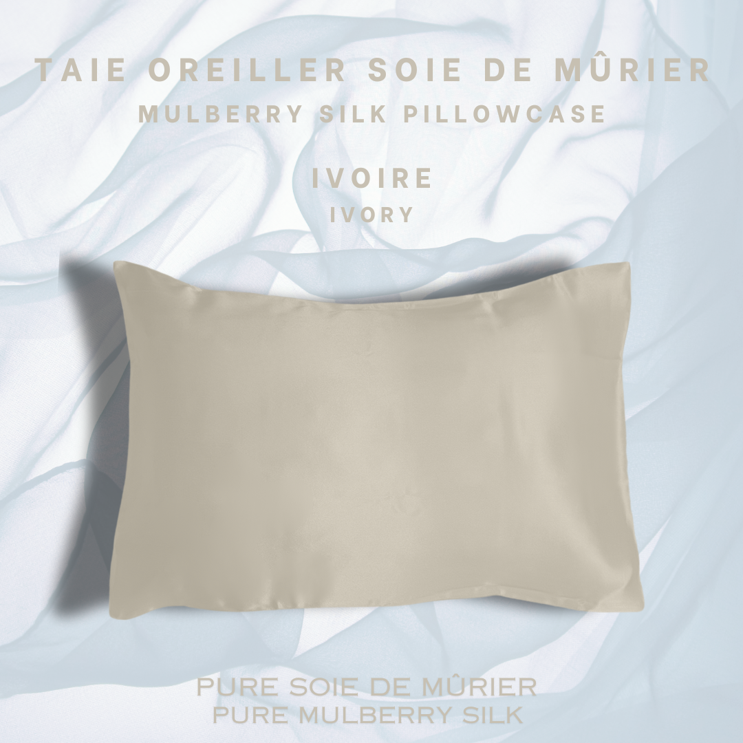 Un oreiller habillé d'une magnifique taie d'oreiller en soie de murier couleur ivoire (beige)