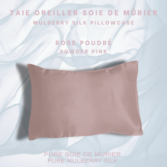 Un oreiller habillé d'une magnifique taie d'oreiller en soie de murier rose poudré
